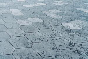 de textur av hexagonal kaklade trottoar med perspektiv. foto