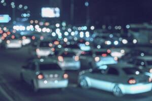 suddig bil trafik ljus på natt stad. trafik sylt i kväll rusa timme. foto