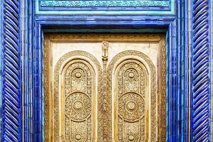 ristade antik trä- dörrar med mönster och mosaiker. foto