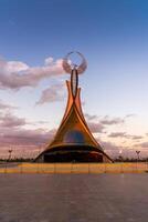 uzbekistan, Tasjkent - oktober 4, 2023 monument av oberoende i de form av en stele med en humo fågel på en skymning med cliody himmel i de ny uzbekistan parkera. foto