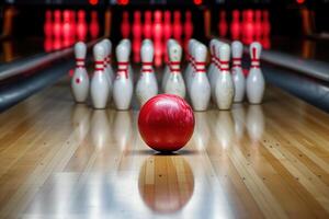 röd bowling boll på de randen av en strejk på bowling gränd. foto