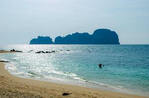 skön hav och strand se och turkos vatten i thailand foto