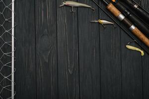 fiske tackla - fiske spinning, krokar och lockar på mörkna trä- bakgrund. topp se foto