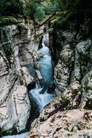 vit sten kanjon djungel och berg skog vandring, khosta flod längs klippor foto
