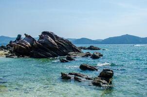 stenar och sten strand similan öar med känd segla sten, phang nga thailand natur landskap foto