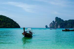 visningar av de öar av thailand och turkos vatten, stenar, yachter eller båtar foto