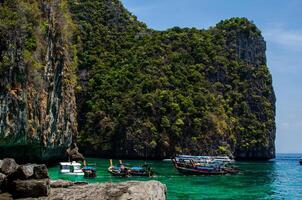 maya bukt - skön strand i phi phi ö - thailand, Mars 2024 foto