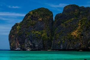 maya bukt - skön strand i phi phi ö - thailand, Mars 2024 foto