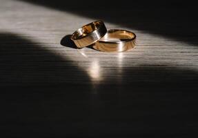 bröllop ringar. två bröllop ringar för de brud och brudgum foto
