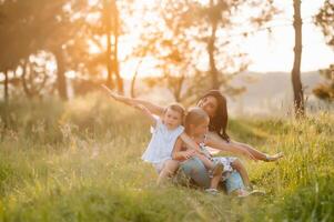 mor och två döttrar har roligt i de parkera. lycka och harmoni i familj liv. skönhet natur scen med familj utomhus- livsstil foto