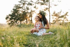 mor och dotter har roligt i de parkera. lycka och harmoni i familj liv. skönhet natur scen med familj utomhus- livsstil foto