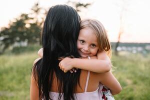 eleganta mor och stilig dotter har roligt på de natur. Lycklig familj begrepp. skönhet natur scen med familj utomhus- livsstil. familj vilar tillsammans. lycka i familj liv. mödrar dag. foto