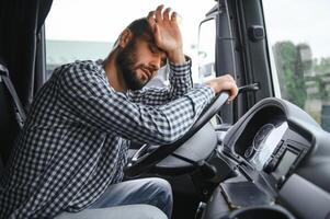 man trucker trött körning i en stuga av hans lastbil foto