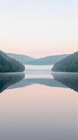 lugn sjö reflektioner på gryning foto