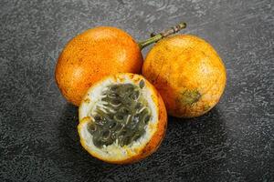 gul tropisk passionen frukt - granadilla foto