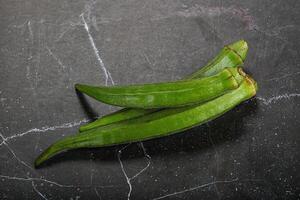 rå organisk naturlig okra vegetabiliska foto