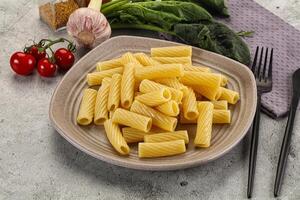 italiensk kök - kokta pasta tortiglioni foto