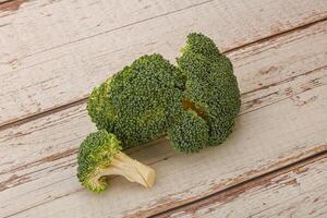 rå mogen grön broccoli kål foto