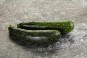 rå ung små grön zucchini foto