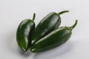 rå grön mexikansk jalapeno peppar foto