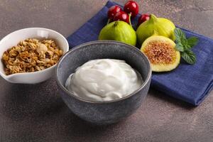 traditionell hemlagad grekisk yoghurt med granola foto