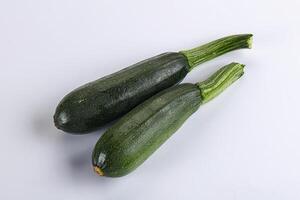 skivad rå ung grön zucchini foto