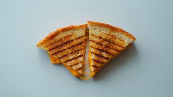 en skiva av rostat bröd med smält ost på topp, de bröd är rostat och har en gyllene brun Färg foto