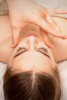 ansikte massage med fingrar av en massör. kvinna ansiktsbehandling hud vård på en skönhet spa salong. foto