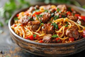 yakisoba i de kök tabell professionell reklam mat fotografi foto