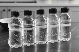 mineral vatten flaskor på de tabell professionell reklam mat fotografi foto