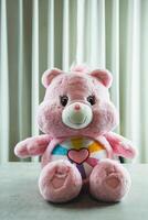 Bangkok, thailand - april 12, 2024 söt en rosa vård björnar. teddy Björn dockor vård björnar, foto
