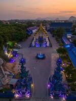 antenn se av blå tempel i chiang rai, thailand foto