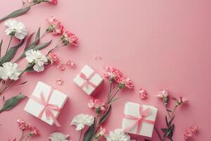 Lycklig mödrar dag. hälsning kort med gåva lådor och skön blommor på rosa bakgrund platt lägga foto