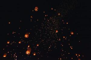 de skönhet av de lyktor flytande i de himmel under de yi peng festival och de flytande lykta festival i chiang mai provins, thailand. foto