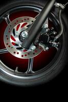 en främre hjul skiva broms av röd skoter typ motorcykel. foto