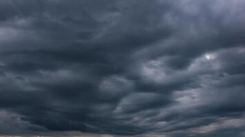 de mörk himmel med tung moln konvergerande och en våldsam storm innan de regn.dåligt eller lynnig väder himmel och miljö. kol dioxid utsläpp, växthus effekt, global uppvärmning, klimat förändra foto