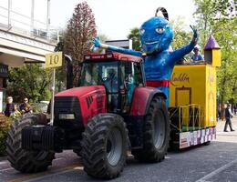 abano terme, padova Italien april 7, 2024 abano gata karneval, leva händelse terar karneval parader, musik, dansa, och underhållning för Allt åldrar. aladdin karneval flyta. foto