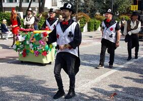 abano terme padova Italien april 7, 2024 abano gata karneval, leva händelse terar karneval parader, musik, dansa, och underhållning för Allt åldrar. människor dans i de gata. foto