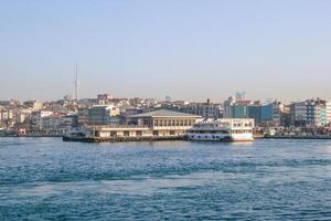 istanbul, Kalkon - december 29, 2022. stadsbild av istanbul från de bosphorus sund med en båt i de förgrund. foto