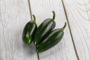 rå grön mexikansk jalapeno peppar foto