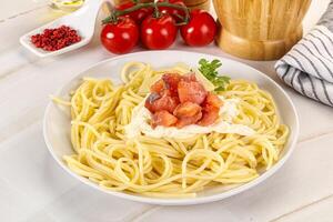 pasta spaghetti med lax och stracciatella foto