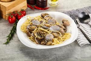 italiensk pasta - spaghetti vongole med musslor foto
