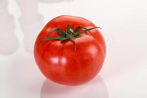 mogen gott och saftig tomat isolerat foto