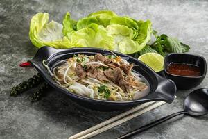 vietnamese traditionell soppa pho bo med nötkött foto