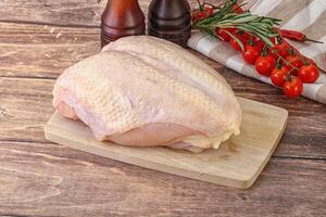 rå kyckling bröst med ben foto