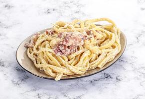 klassisk pasta carbonara med bacon foto