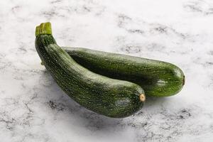 rå ung små grön zucchini foto
