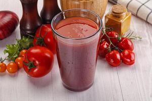 färsk tomat juice i de glas foto