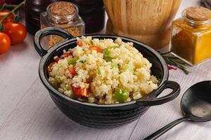 vegan kök couscous med grönsaker foto