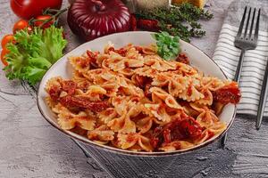 italiensk pasta med torr tomat foto